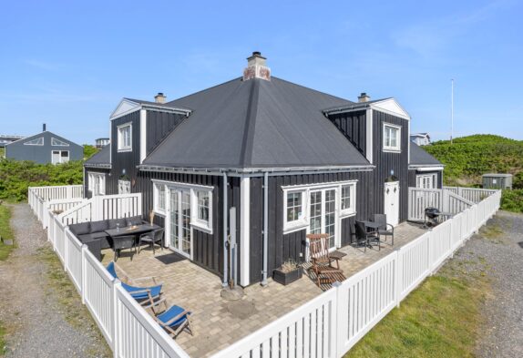 Zentrale Ferienwohnung in Søndervig mit Holzofen und Whirlpool