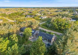 Kvalitetshus med aktivitetsrum og udebruser på fredelig grund