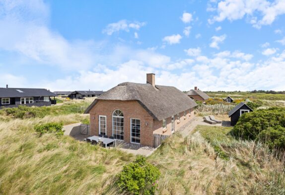 Schönes Ferienhaus mit Reetdach und geschlossener Terrasse