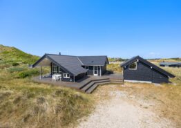 Rummeligt og lyst feriehus med brændeovn, spa og sauna