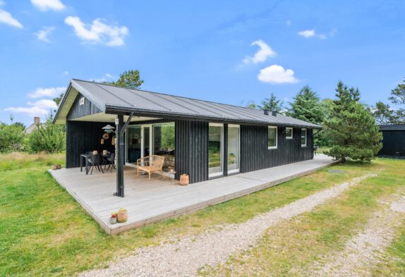 Lyst sommerhus med brændeovn til 6 personer