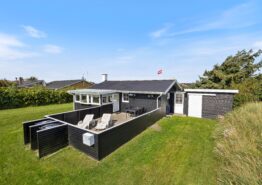 Velholdt og charmerende sommerhus med fine lukkede terrasser. Kat. nr.:  i6553, Nordsøvej 99;