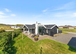 Schönes Ferienhaus, 150 m zum Strand für 8 Personen, 1 Hund