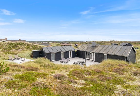 Charmerende og strandnært feriehus med skøn, ugeneret terrasse