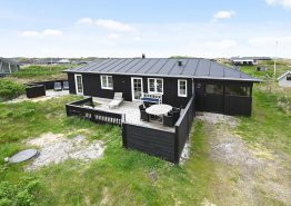 Charmerende træsommerhus til 6 personer tæt på Vesterhavet