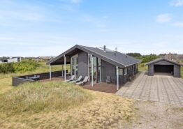 Flot sommerhus mes sauna og spa – kun 600 m fra Vesterhavet
