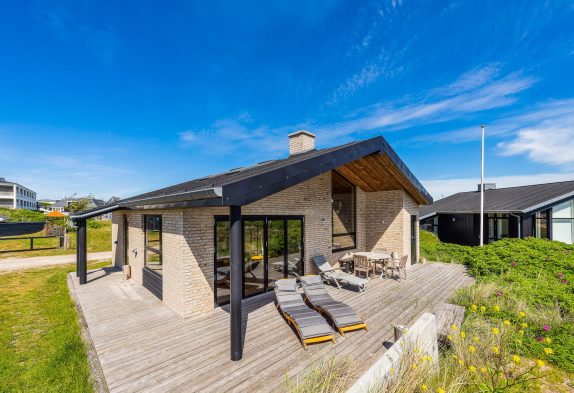Stilfuldt feriehus i Søndervig med central og strandnær beliggenhed