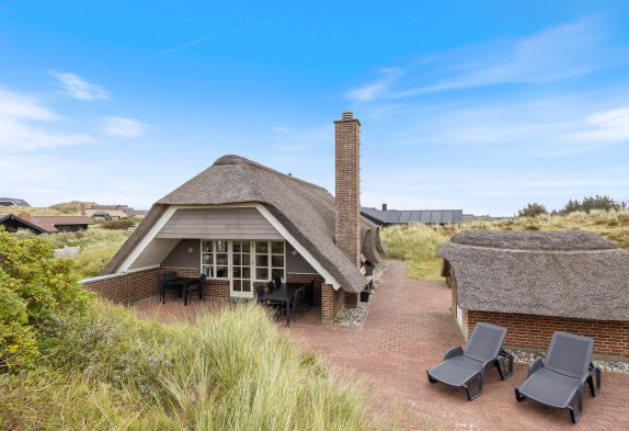 Idyllisches Ferienhaus mit Reetdach und Sauna