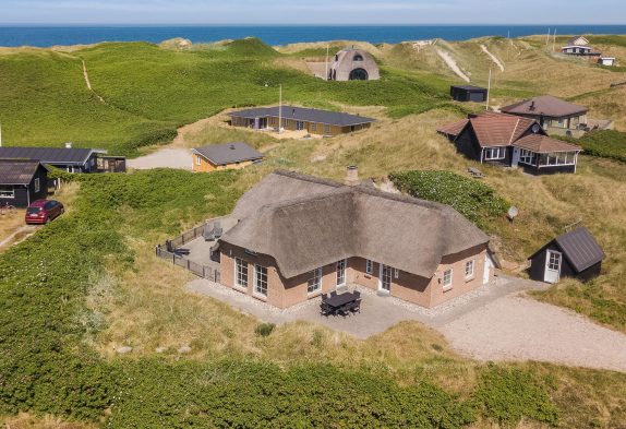 Smukt feriehus til 6 personer med spa – kun 150 m fra stranden i Søndervig