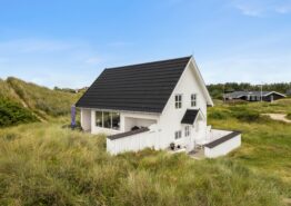 Sommerhus med ægte feriestemning ved Vesterhavet