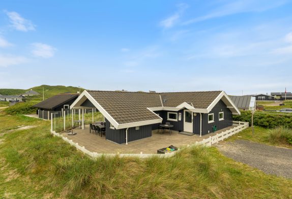 Flot sommerhus tæt på havet og Søndervig