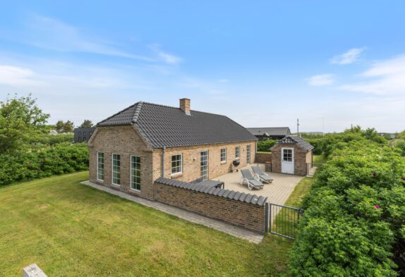 Velholdt stenhus med skøn terrasse tæt på Søndervig
