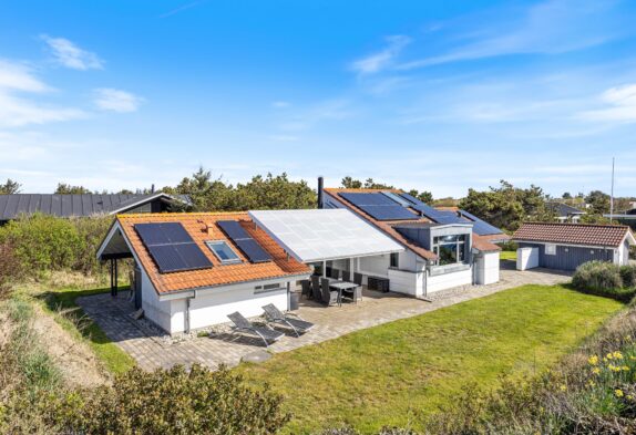 Spændende, lyst og arkitekttegnet feriehus tæt på Søndervig