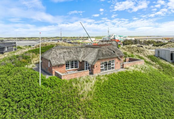Poolhus med aktivitetsrum og wellness kun 150m fra havet