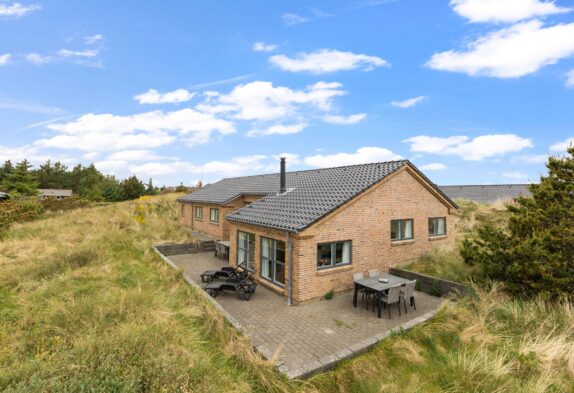 Flot og vellavet feriehus med spa og sauna tæt på Søndervig