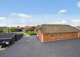 Strandnahes Reetdachhaus mit Außenwhirlpool in Søndervig