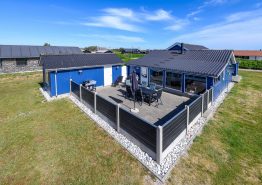 Sommerhus med en skøn lukket terrasse tæt på Søndervig