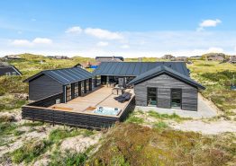 Schönes Ferienhaus mit Pool und Außenwhirlpool, 2 Hunde