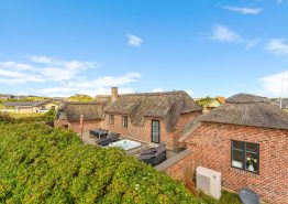 Stort og unikt stråtækt sommerhus med udespa og sauna