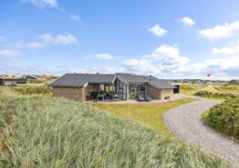 Klassisk sommerhus med dejlig terrasse – kun 250 meter fra vandet