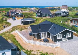 Flot, moderne og stilfuldt feriehus kun 200 meter fra stranden