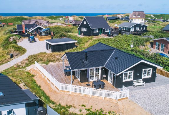 Flot, moderne og stilfuldt feriehus kun 200 meter fra stranden