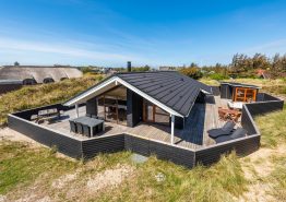 Charmerende, lyst feriehus med udespa, uderuser og udesauna, tæt på havet