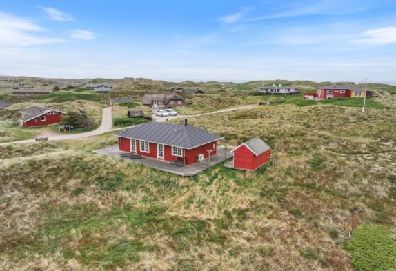 Romantisk sommerhus i klassisk design tæt på Søndervig