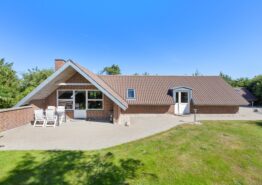 Wohnliches Ferienhaus mit Sauna, nah an Strand und Stadt