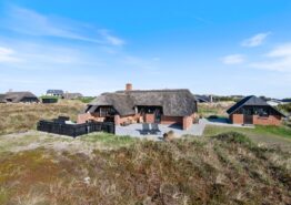 Hyggeligt stråtækt feriehus i Søndervig kun 500m fra havet