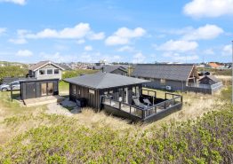 Klassisk sommerhus med central og strandnær beliggenhed