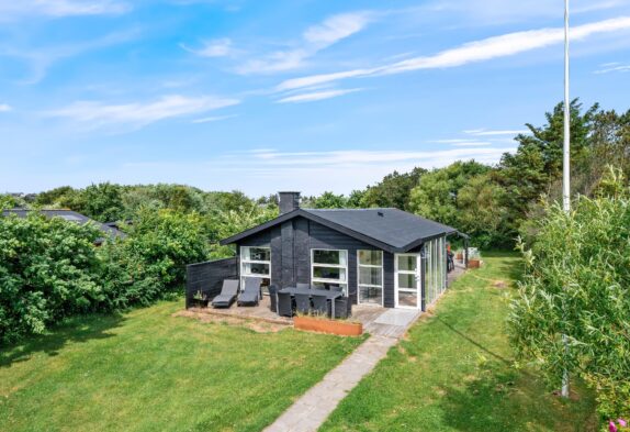 Helles Ferienhaus mit Holzofen, Badetonne und Außenküche