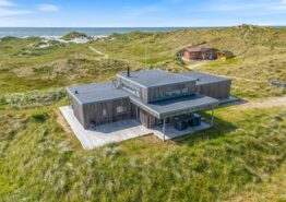 Sommerhus med fantastisk beliggenhed, sauna og havudsigt