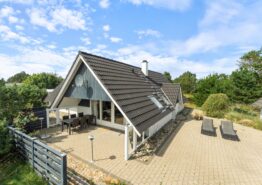 Helles Ferienhaus mit Wintergarten und Whirlpool in Søndervig