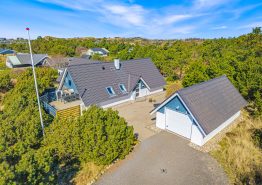 Helles Ferienhaus mit Wintergarten und Whirlpool in Søndervig