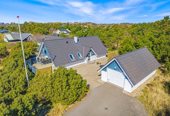Helles Ferienhaus mit Wintergarten und Whirlpool in Søndervig