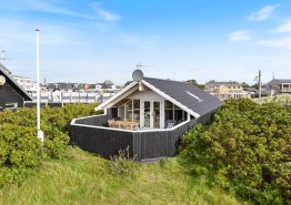 Charmerende feriehus med lukket terrasse midt i søndervig