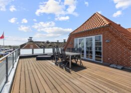 Centralt beliggende ferielejlighed med spabad og store terrasser