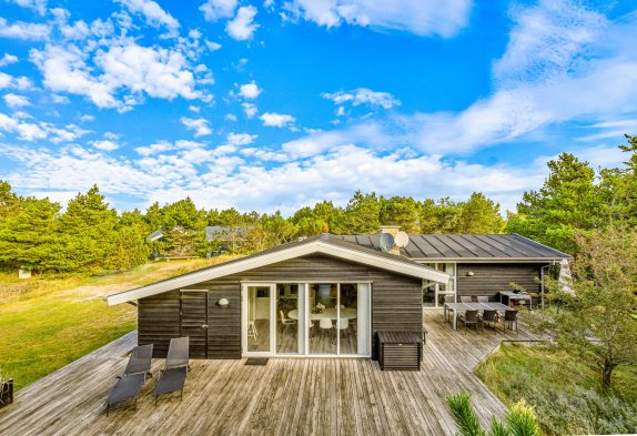 Skønt feriehus med dejlig ugeneret træterrasse