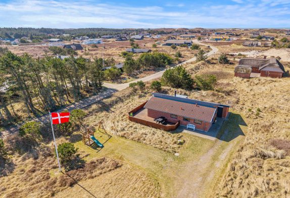 Hyggeligt sommerhus tæt på Søndervig med god lukket terrasse