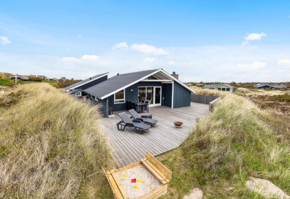 Indbydende, renoveret sommerhus i Søndervig med lækker terrasse