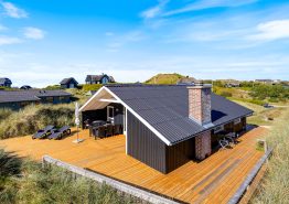 Indbydende, renoveret sommerhus i Søndervig med lækker terrasse