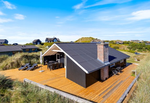 Indbydende, renoveret sommerhus i Søndervig med lækker terrasse