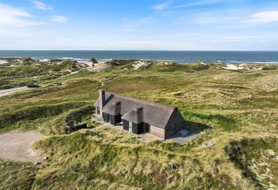 Enestående sommerhus i 1. klitrække med sauna og flot udsigt