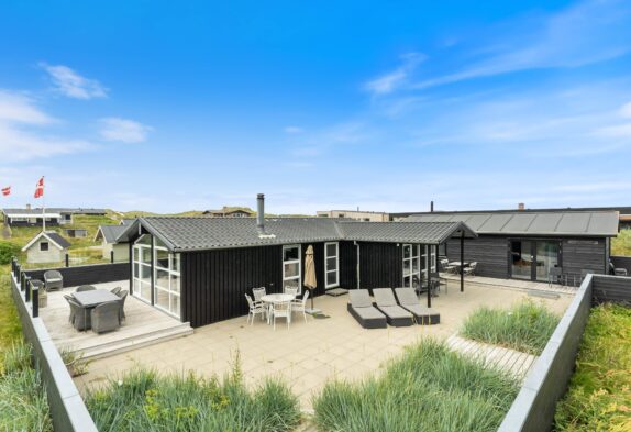 Totaltrenoveret sommerhus med stort anneks