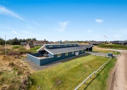 Velholdt og dejligt sommerhus med lukket terrasse i Søndervig. Kat. nr.:  i6868, Hjelmevej 151;