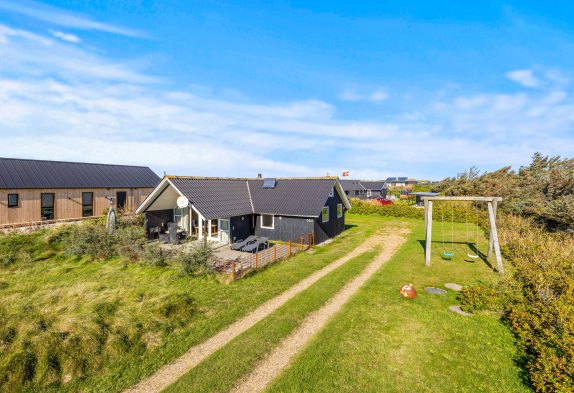 Hyggeligt sommerhus til seks personer – kun 250 m fra havet