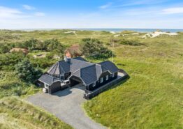 Veludstyret og dejligt sommerhus med skøn terrasse