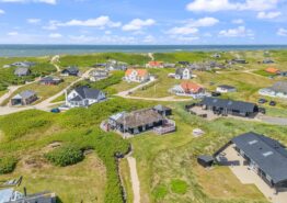 Kvalitetshus med stråtag midt i Søndervig