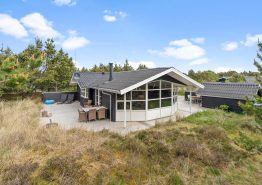 Skønt og moderne feriehus med to terrasser